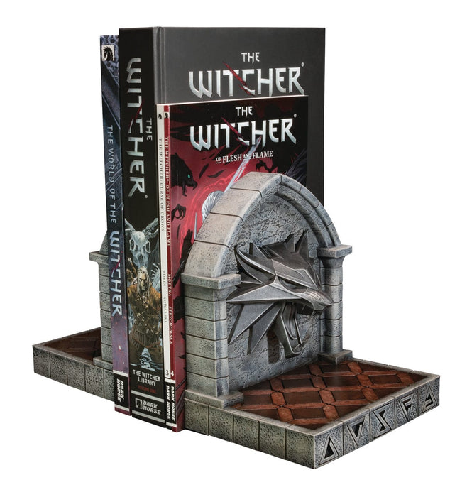 WITCHER WILD HUNT BOOKENDS (O/A)